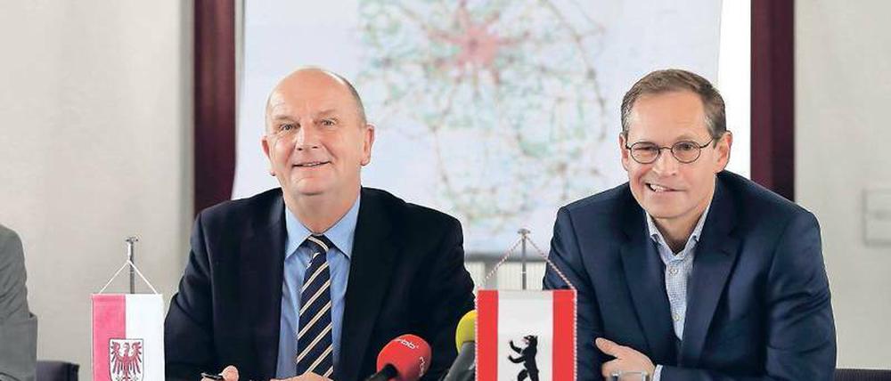 Ist ja komisch. Dietmar Woidke (links) und Michael Müller hatten ihre Differenzen offenbar überwunden. 