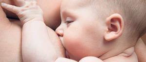 Geborgen. Stillen ist gut für Babys und ihre Mütter. Etwa die Hälfte von ihnen nimmt während der Stillzeit Medikamente – und fragt sich, welche Folgen das für ihr Kind hat. 