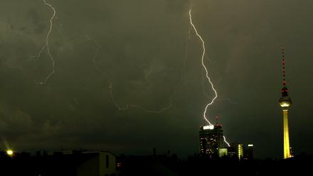 Blitz und Donner. Bei Gewitter bringen neben heftigen Entladungen oft auch starke Niederschläge. 
