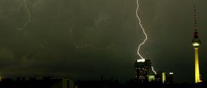 Blitz und Donner. Bei Gewitter bringen neben heftigen Entladungen oft auch starke Niederschläge. 