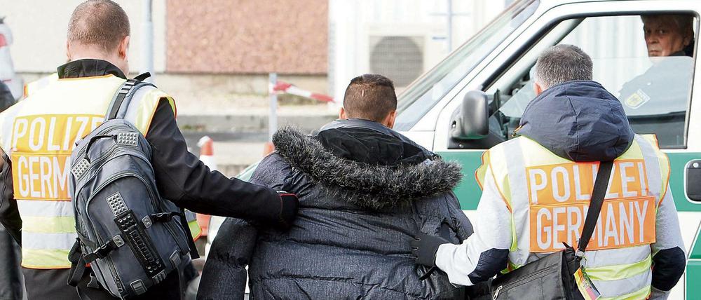 Polizisten begleiten einen straffällig gewordenen Asylbewerber zum Flughafen Leipzig-Halle zu seinem Abflug nach Belgrad.