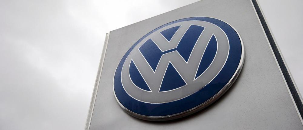 Volkswagen muss im ersten Quartal einen Verlust um rund ein Fünftel auf 2,3 Milliarden Euro hinnehmen. 