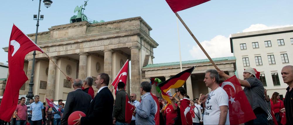 Mehrere türkische Verbände haben in der vergangenen Woche gegen die Armenien-Resolution demonstriert.