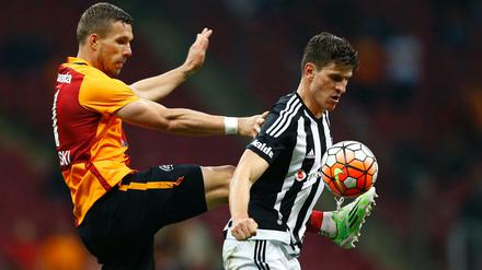 Sturmduo auf Istanbul: Lukas Podolski (l.) im Galatasaray-Dress, Mario Gomez im Trikot von Besiktas. 