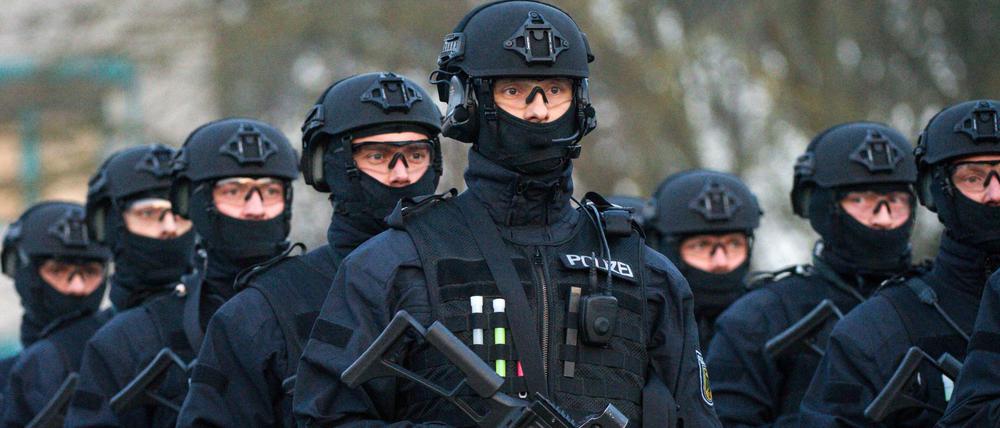Mitglieder der neuen Einheit "BFE+" der Bundespolizei stehen im Dezember 2015 bei der Indienststellung im brandenburgischen Ahrensfelde. Die Spezialeinheit soll unter anderem die Spezialeinheit GSG 9 etwa im Anti-Terror-Kampf unterstützen.