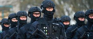 Mitglieder der neuen Einheit "BFE+" der Bundespolizei stehen im Dezember 2015 bei der Indienststellung im brandenburgischen Ahrensfelde. Die Spezialeinheit soll unter anderem die Spezialeinheit GSG 9 etwa im Anti-Terror-Kampf unterstützen. 
