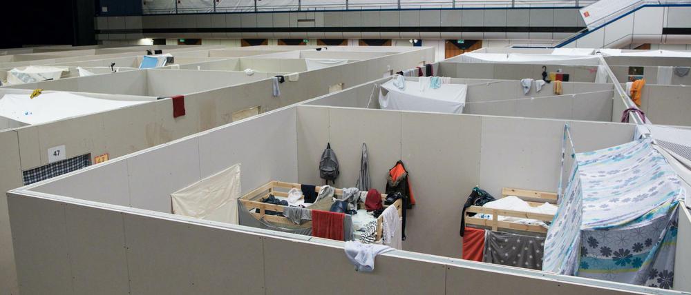 Flüchtlinge haben oft Anspruch auf eine Wohnung, müssen aber trotzdem in einer Notunterkunft bleiben.