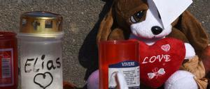 Plüschtiere und Kerzen erinnern an den ermordeten Elias in der Nähe seines früheren Wohnortes in Potsdam.