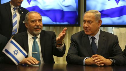 Israels Ministerpräsident Benjamin Netanjahu und Avigdor Lieberman, designierter Verteidigungsminister. 