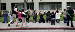 Studenten und Bedienstete der UCLA müssen die Hände erheben und werden durchsucht.