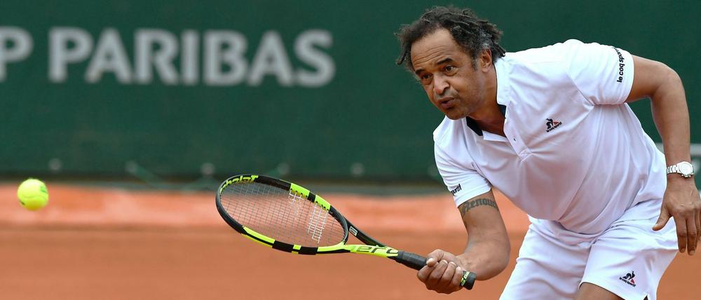 Immer noch ballfixiert, aber micht mehr ganz so dynamisch wie vor 30 Jahren: Yannick Noah.