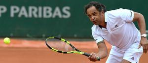 Immer noch ballfixiert, aber micht mehr ganz so dynamisch wie vor 30 Jahren: Yannick Noah.