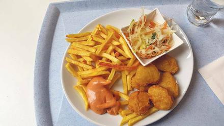 Käme beim Kindergeburtstag gut an: Hähnchennuggets mit Pommes. 