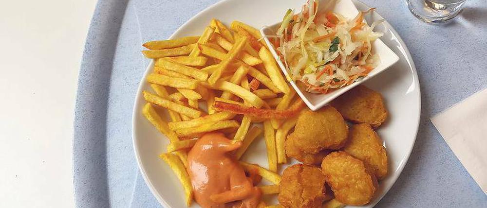 Käme beim Kindergeburtstag gut an: Hähnchennuggets mit Pommes. 