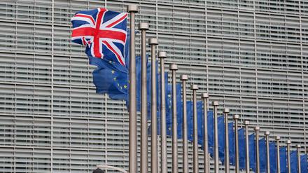 Der Union Jack flattert in Brüssel im Wind.