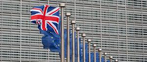 Der Union Jack flattert in Brüssel im Wind.