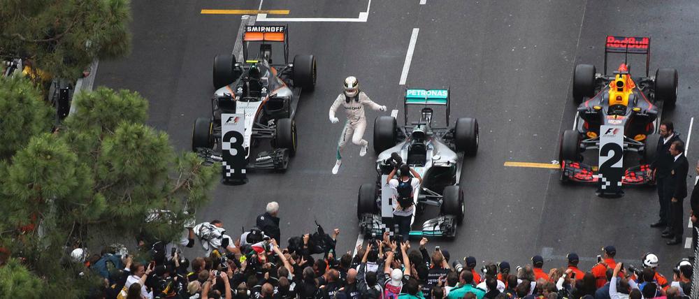 Lewis Hamilton (Mitte) springt aus dem Wagen und lässt sich für seinen Sieg in Monaco feiern.