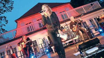 Silly singt. Anna Loos und die Band waren die Stargäste eines Benefizabends in Potsdam zugunsten des Kinderschutzprojekts Babylotsen. 