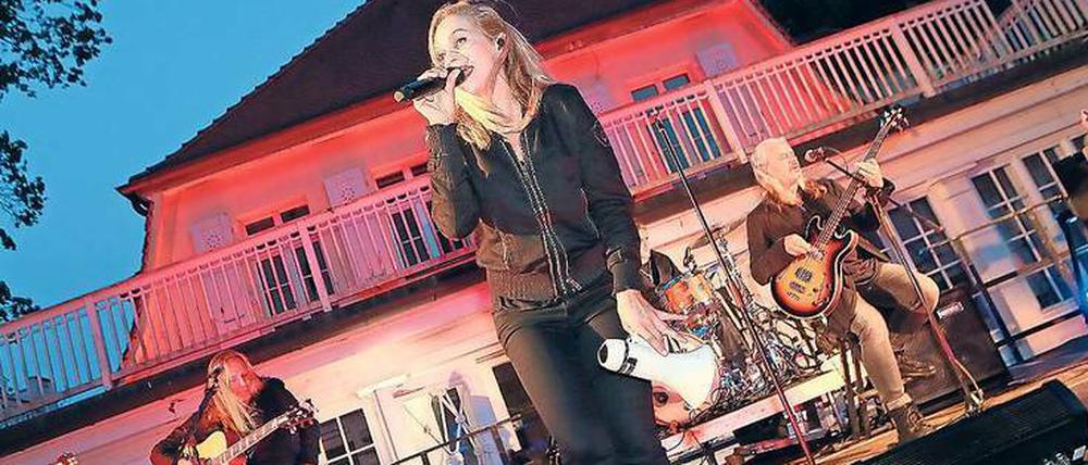 Silly singt. Anna Loos und die Band waren die Stargäste eines Benefizabends in Potsdam zugunsten des Kinderschutzprojekts Babylotsen. 