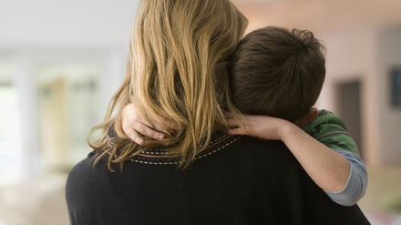 Abstand halten in einer Familie: Das geht kaum. Erst recht nicht, wenn ein Familienmitglied krank ist, wie auf diesem Symbolfoto. 