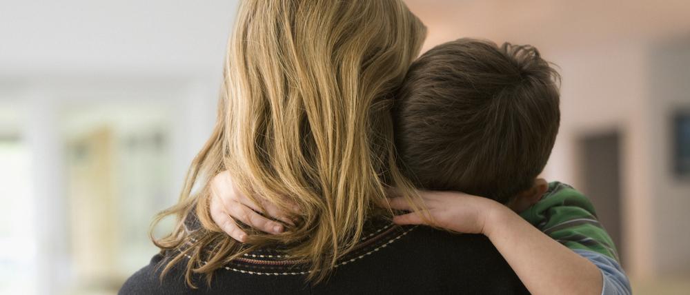 Abstand halten in einer Familie: Das geht kaum. Erst recht nicht, wenn ein Familienmitglied krank ist, wie auf diesem Symbolfoto. 