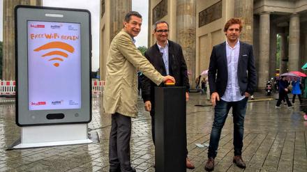 Start im Regen: Bernhard Schodrowski drückte auf den symbolischen Startknopf für Berlins öffentliches Wlan-Netz. Mit dabei waren Audible-Geschäftsführer Nils Rautenberg und Benjamin Akinci, Geschäftsführer von "abl Social Federation".