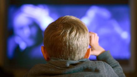 Falsches Programm. Zu viele Kinder sehen Erwachsenen-Programme.
