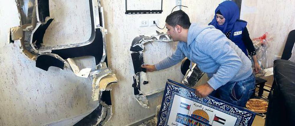 Schießen und Schließen. Die israelische Armee attackierte die Radiostation Al Humia in Hebron im Westjordanland und verbot dann für sechs Monate den Sendebetrieb.