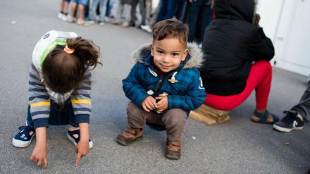 Kinder in der Flüchtlingsunterkunft auf dem Gelände der ehemaligen Spandauer Schmidt-Knobelsdorf-Kaserne. Dorthin ziehen jetzt auch die Familien aus Siemensstadt.