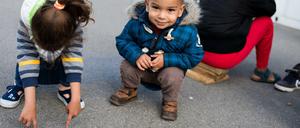 Kinder in der Flüchtlingsunterkunft auf dem Gelände der ehemaligen Spandauer Schmidt-Knobelsdorf-Kaserne. Dorthin ziehen jetzt auch die Familien aus Siemensstadt. 