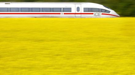 Zug mit Rapsfeld. Ein ICE der Deutschen Bahn.