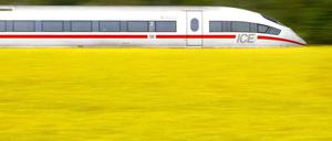 Zug mit Rapsfeld. Ein ICE der Deutschen Bahn.