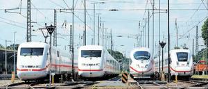 Aufgereiht. Vier ICE-Generationen hatte die Bahn zum 25-jährigen Bestehen des Hochgeschwindigkeitsverkehrs nebeneinandergestellt; beginnend mit dem ICE 1 (links). Der neue Star auf Schienen wird der ICE 4 (rechts), der den Probebetrieb im Herbst aufnimmt. Erstmals können in diesen Zügen auch Fahrräder im ICE mitgenommen werden. 