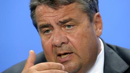 SPD-Chef Sigmar Gabriel möchte seiner Partei ein schärferes Profil geben - und damit wohl auch etwas für sein eigenes Profil tun. Denn er steht im Zusammenhang mit der Kanzlerkandidatur für die nächste Bundestagswahl unter Druck. 