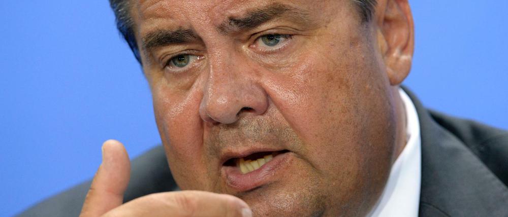 SPD-Chef Sigmar Gabriel möchte seiner Partei ein schärferes Profil geben - und damit wohl auch etwas für sein eigenes Profil tun. Denn er steht im Zusammenhang mit der Kanzlerkandidatur für die nächste Bundestagswahl unter Druck.