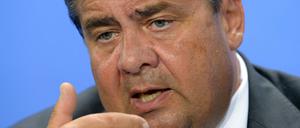 SPD-Chef Sigmar Gabriel möchte seiner Partei ein schärferes Profil geben - und damit wohl auch etwas für sein eigenes Profil tun. Denn er steht im Zusammenhang mit der Kanzlerkandidatur für die nächste Bundestagswahl unter Druck. 