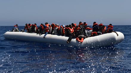 Die italienische Marine rettet am Freitag 1900 Menschen aus Seenot. Mindestens zehn starben.