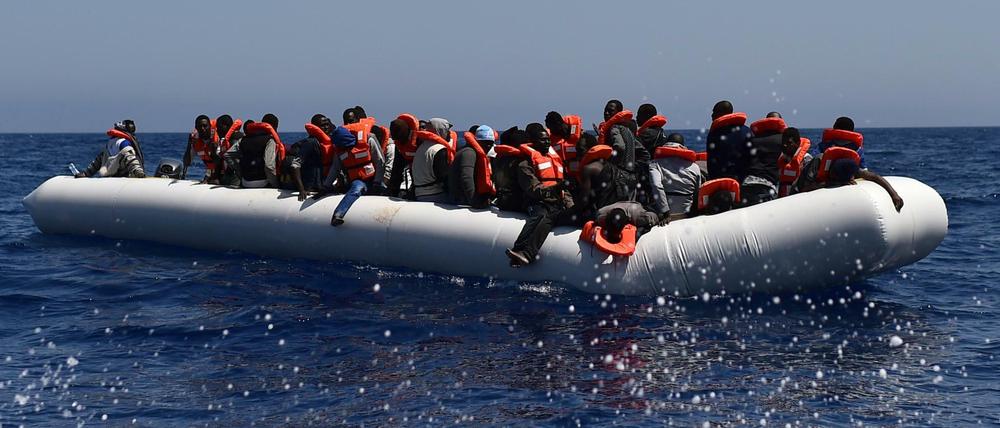 Die italienische Marine rettet am Freitag 1900 Menschen aus Seenot. Mindestens zehn starben.