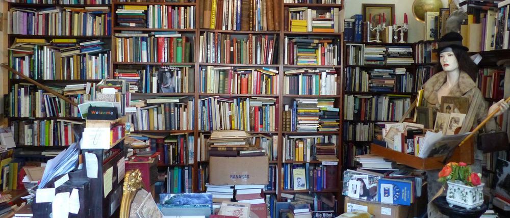 Langsam heißt es Sachen packen, die Bücher gut sortiert in Kartons verstauen; den Laden nach und nach leer räumen