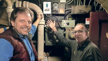 Revolution von ganz unten: Lawrence Orsini hat im Keller des Hauses von Eric Frumin (rechts) einen intelligenten Stromzähler installiert. Das Gerät arbeitet in einem Netz mit der Blockchain-Technology. So kann Eric Frumin seinen Solarstrom nicht nur an die Nachbarn liefern, sondern auch die Bezahlung abwickeln.