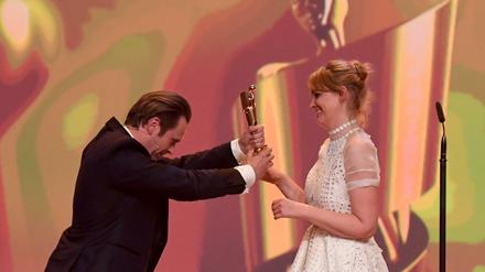 Schauspieler Matthias Matschke zeichnet Schauspielerin Laura Tonke bei der Verleihung des Deutschen Filmpreises, der Lola, mit der Auszeichnung in der Kategorie "Beste weibliche Hauptrolle" aus. 