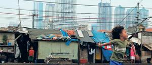 Ein Mädchen in einem Slum in der indonesischem Hauptstadt Jakarta. Die Armenviertel dort werden jedes Jahr während der Regenzeit überschwemmt. Doch in den Stadtvierteln, die sicherer sind, können sich die Armen keine Wohnungen leisten. 850 Millionen Menschen leben unter unzumutbaren Bedingungen, beklagen die Regierungsberater vom WBGU. Diese Zahl könnte bis 2050 um eine bis zwei Milliarden weitere Menschen steigen, befürchten sie. 