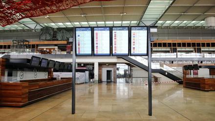 Eine Informationstafel im Terminal des Flughafen Berlin Brandenburg BER.