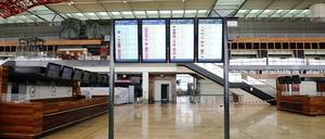 Eine Informationstafel im Terminal des Flughafen Berlin Brandenburg BER.