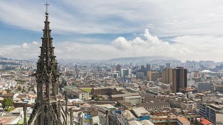 Die neo-gotische Basilica del Voto Nacional überblickt Quito, Ecuadors Hauptstadt auf 2850 Meter Höhe.