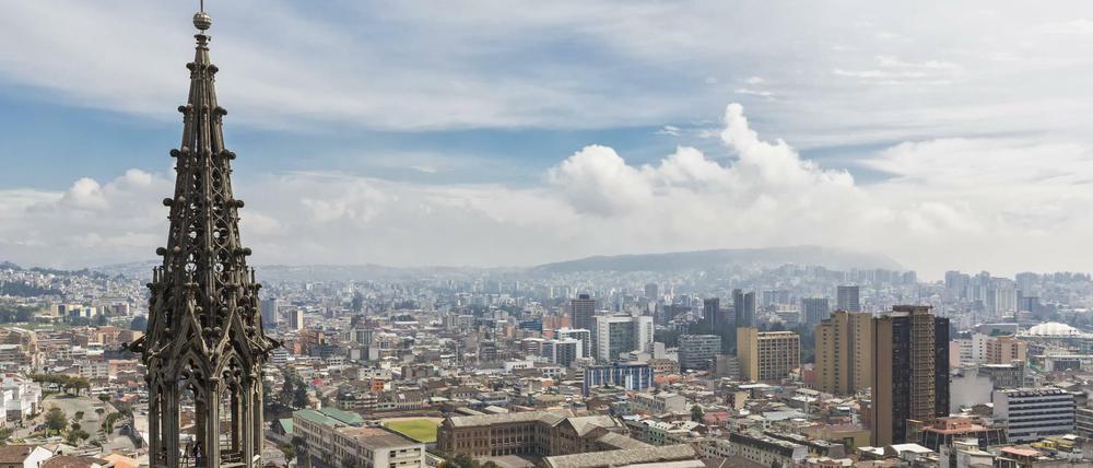 Die neo-gotische Basilica del Voto Nacional überblickt Quito, Ecuadors Hauptstadt auf 2850 Meter Höhe.