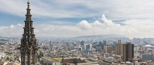 Die neo-gotische Basilica del Voto Nacional überblickt Quito, Ecuadors Hauptstadt auf 2850 Meter Höhe.