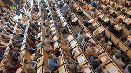 Sozial etwas offener geworden. Die Studienstiftung des deutschen Volkes hebt den Anteil an Nicht-Akademiker-Kindern und verweist auf einen hohen Anteil von Stipendiaten mit Migrationshintergrund. 