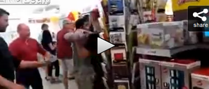 Bürgerwehr-Einsatz im Arnsdorfer Supermarkt. Mindestens drei Männer gingen auf einen Flüchtling aus dem Irak los und fesselten ihn mit Kabelbindern an einem Baum 