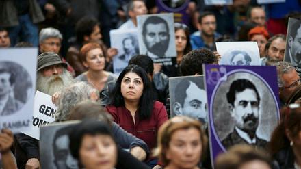 Stilles Gedenken. Demonstranten erinnern im April dieses Jahres in Istanbul an die massenhafte Ermordung von Armeniern durch das Osmanische Reich im Jahr 2015. 